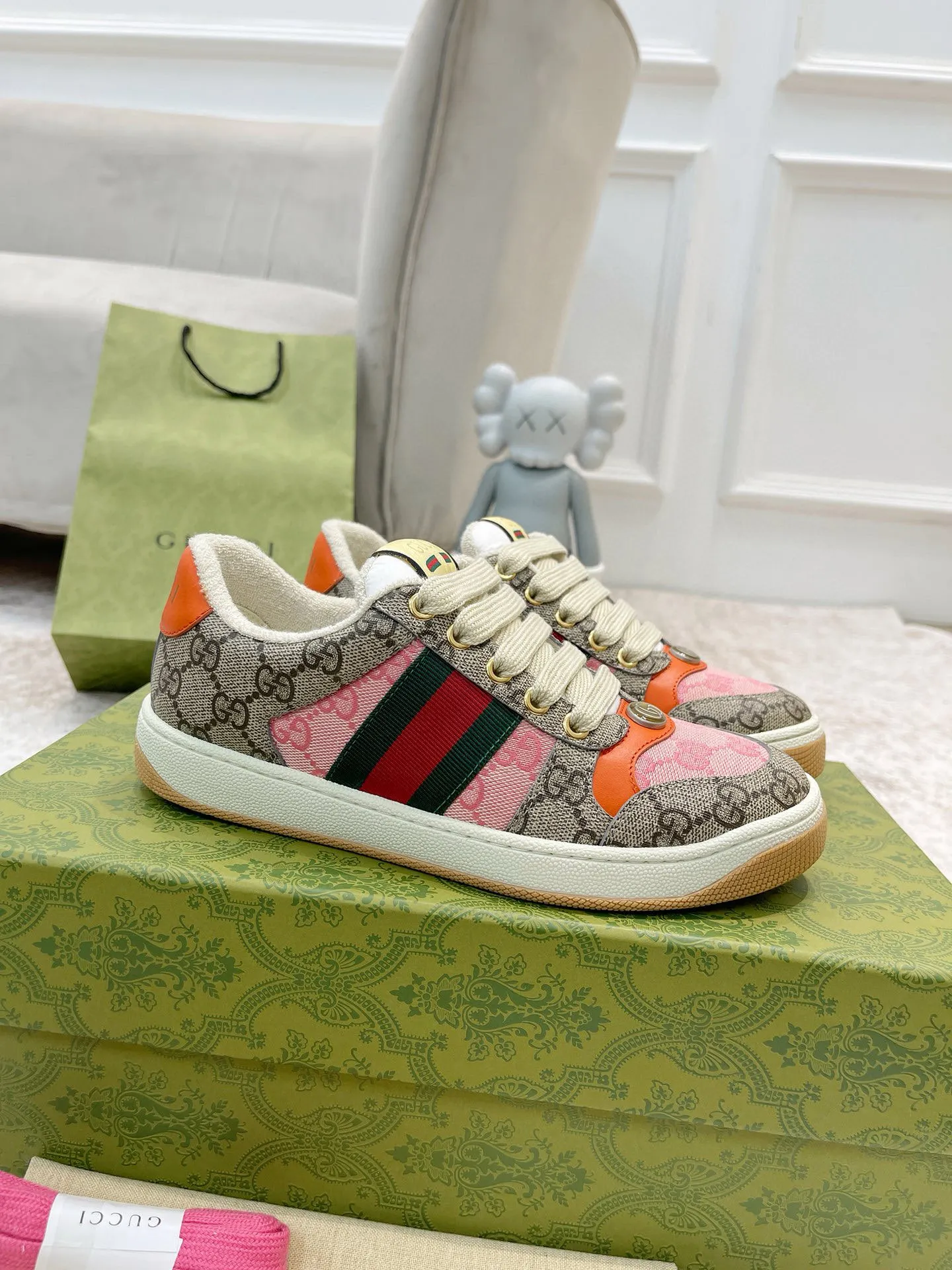 Ex-factory price: 540💰 GUCCI Gucci's newly upgraded back cover lining, top-notch old dirty shoes, classic casual sports shoes for couples, retro sneakers and old G family dirty shoes, updated at the counter simultaneously! ①The shoe upper has the same water-based edge coating process as the original version⚠️The ordinary oil edges on the market have a strong glue feel and are easy to fall off! Grade A first-layer nubuck leather (with pores)/matching computer embroidered double G cloth, high-density terry velvet lining. ② A PVC transparent small round mark sealing line is added to the details of the midsole. The mold is opened six times and the jewelry craftsmanship is used to customize the two-color double G buckle, striving to be the same as the original version. A pair of buttons is more than three times more expensive than ordinary buckles on the market. ③An old two-color washable label, the chip is placed on the outer waist of the right foot, the entire shoe is completely hollowed out with rubber technology, TUP material (rubber to distinguish the market) with the latest green packaging from the counter, 3D printed handbag, and a pair of shoelaces. There is no pressure when entering and exiting the counter. You can buy a 1:1 accurate replica of the original version and modify and upgrade it repeatedly. The details are perfectly restored, the materials are all customized, and they are truly top-notch. Please look at the details clearly to identify the quality. Upper: First-layer frosted cowhide/embroidered double G cloth. Lining: original high-density velvet lining. Foot pads: original pearlescent sheepskin. Outsole: private molded vacuum TPU material. Packaging: original top-grade full set packaging at the counter. Shoe size: women's size 35-40, men's size 39-44 (men's size 38, 45🉑️customized, non-returnable)